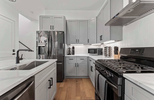 Govalle House | Downtown ATX - Unit B | Retreat | Pool