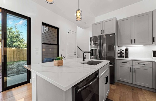 Govalle House | Downtown ATX - Unit B | Retreat | Pool