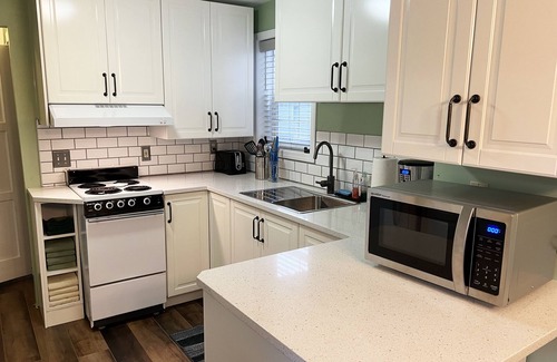 Seaside House | Downtown Beach Cottage - Clean, 2 bed/2bath - Dog friendly-3 blks from beach.