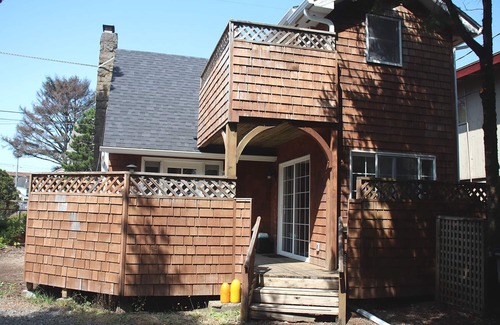 Seaside House | Downtown Beach Cottage - Clean, 2 bed/2bath - Dog friendly-3 blks from beach.