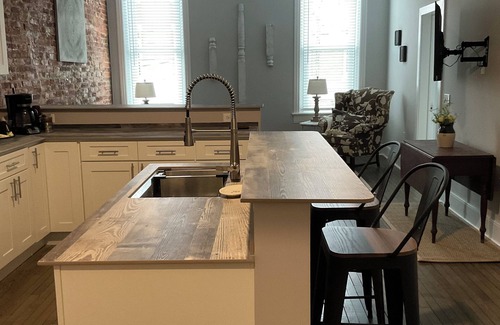 Historic Downtown Bedford Apartment | Downtown Comfort for your family in the heart of shopping & restaurants.