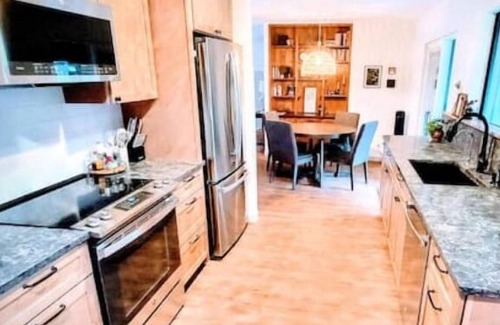Long Beach House | Downtown Designer Duplex close to Beach! Spa Tub, Sunroom, Game Room, EV & more!
