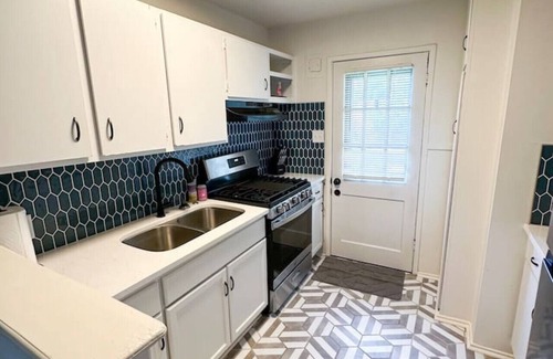 Downtown Little Rock Apartment | Downtown Digs with King Bed