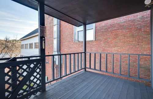Hallowell Apartment | Downtown Hallowell Retreat w/Water Views!