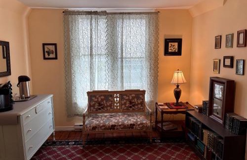 Digby House | Downtown Harborview Heritage House 1838-Twin Suite