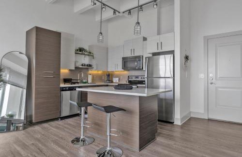 Peachtree Center Apartment | Downtown High-Rise with City Views, Pool, Gym