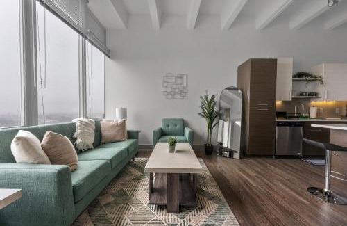 Peachtree Center Apartment | Downtown High-Rise with City Views, Pool, Gym