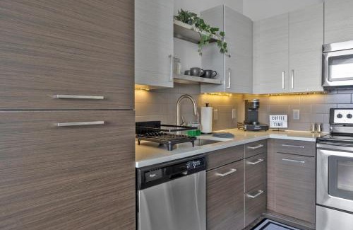Peachtree Center Apartment | Downtown High-Rise with City Views, Pool, Gym