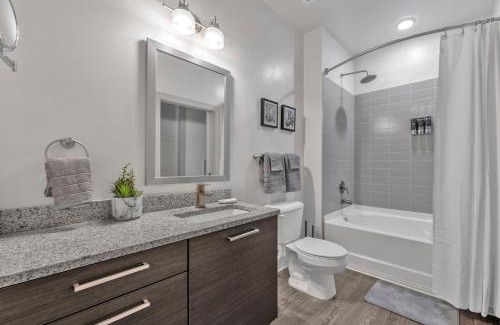 Peachtree Center Apartment | Downtown High-Rise with City Views, Pool, Gym