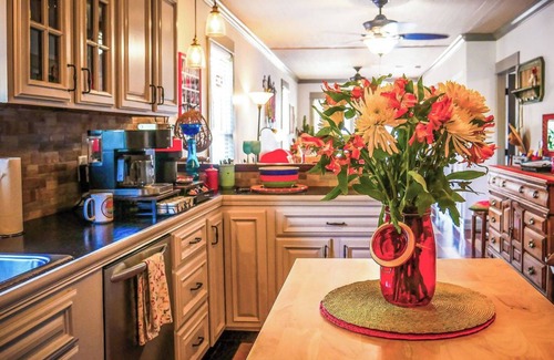 Old East Hill House | Downtown, King,1-3 adults, EZ to beaches, parking