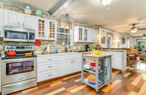 Old East Hill House | Downtown, King,1-3 adults, EZ to beaches, parking