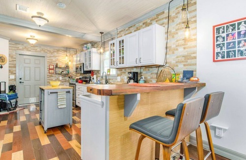 Old East Hill House | Downtown, King,1-3 adults, EZ to beaches, parking