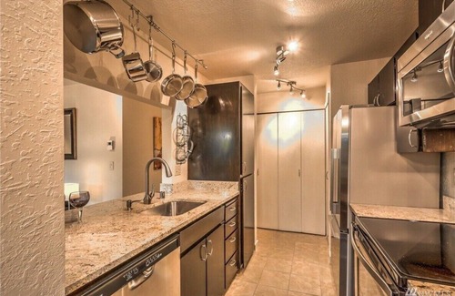 Moss Bay Condo | Downtown Kirkland Condo! Newly Renovated with Patio