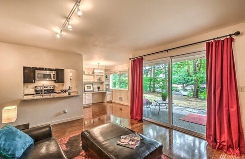 Moss Bay Condo | Downtown Kirkland Condo! Newly Renovated with Patio