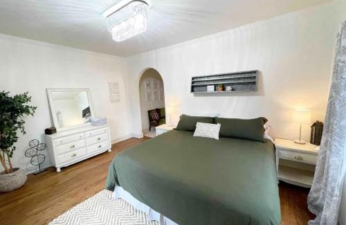 Downtown Knoxville Apartment | Downtown Knoxville Gem with King Bed and Free Parking