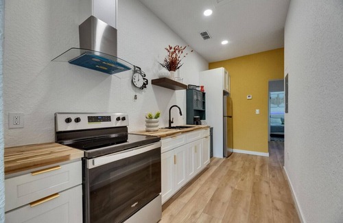 Largo Apartment | Downtown Largo -10 min to Beach