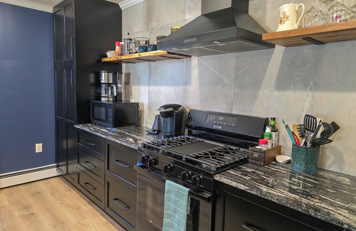 Carterville Apartment | Downtown Loft with full kitchen and laundry room, perfect for long stays