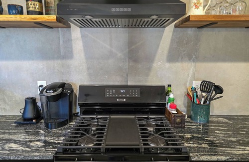 Carterville Apartment | Downtown Loft with full kitchen and laundry room, perfect for long stays
