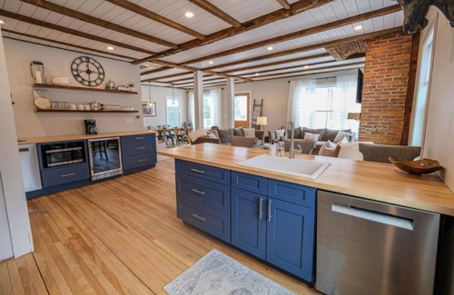 Ludlow House | Downtown Ludlow, walk to ski shuttle, room for multiple families, pet friendly!