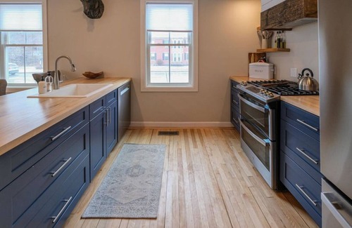 Ludlow House | Downtown Ludlow, walk to ski shuttle, room for multiple families, pet friendly!