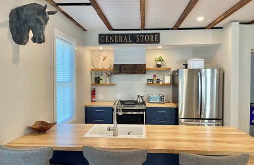 Ludlow House | Downtown Ludlow, walk to ski shuttle, room for multiple families, pet friendly!