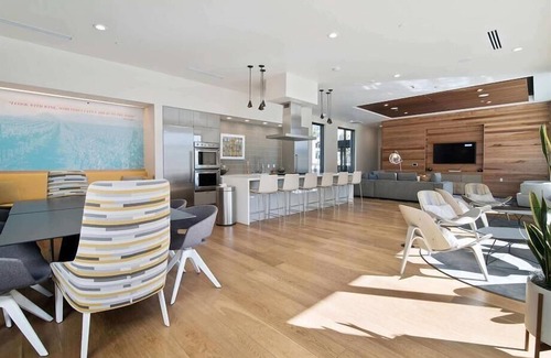 Shoreline West Apartment | Downtown Mountain View 2 BR | Close to Castro St