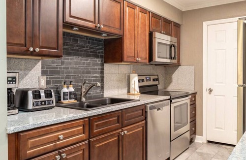 Rutledge Hill Apartment | Downtown Nashville Condo - Walk to Broadway Bars + Free Parking!