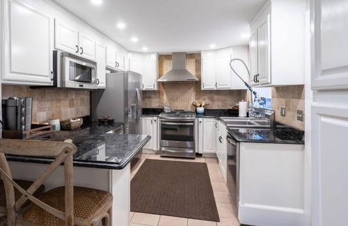 Historic Hill House | Downtown Newport- Newly Remodeled Historic House