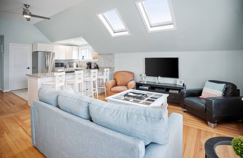 Yachting Village Condo | Downtown Newport Penthouse on Thames Street, 2 BR, Walk to Everything - Sleeps 6