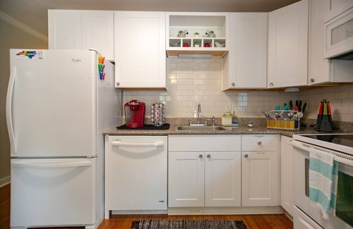 Durham House | DownTown-Pets-No Steps-Blazing Wifi-Stocked Kitchen-