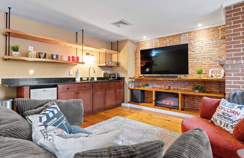 Hallowell Apartment | Downtown, River Views, Dining, King & Queen beds!