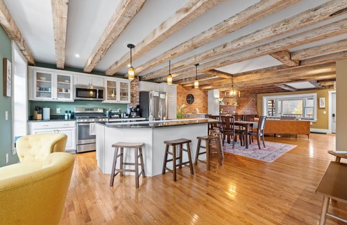 Hallowell Apartment | Downtown, River Views, Dining, King & Queen beds!