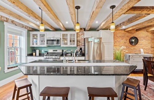 Hallowell Apartment | Downtown, River Views, Dining, King & Queen beds!