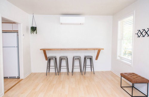 Murphy House | Downtown Rogue River, Game Room, 70" Smart TV, Two Minutes to I-5