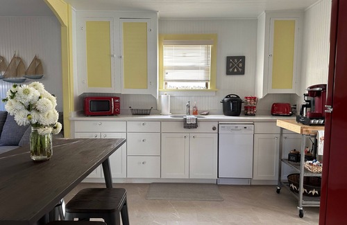 Snoqualmie House | Downtown Snoqualmie Home - Hot Tub, Fully Fenced Yard - Pet Friendly!
