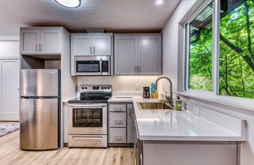 Eugene Apartment | Downtown studio - walk to University - full kitchen, dog-friendly, washer/dryer