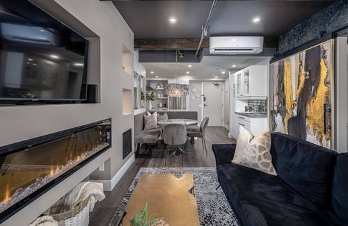 Kelowna Central Business District Hotel | Downtown Waterfront Loft - Stunning Decor!