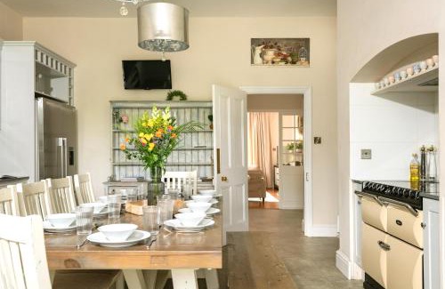 Blandford Saint Mary House | Downwood Vineyard Manor in Idyllic Countryside