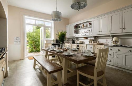 Blandford Saint Mary House | Downwood Vineyard Manor in Idyllic Countryside