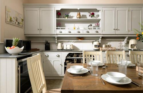 Blandford Saint Mary House | Downwood Vineyard Manor in Idyllic Countryside