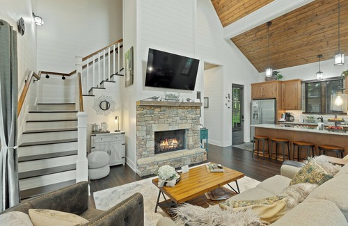 Glenville House | Dragonfly Cottage: Dog Friendly, Enclosed Yard Area, Community Perks