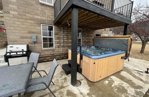 Fountain City House | Dragonfly loft, hot tub, river views