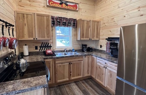 Fountain City House | Dragonfly Nest, River views, cabin style