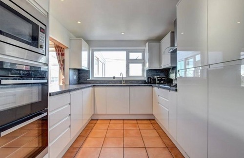 Porthtowan House | Dramatic sea views, 5 min walk to the beach. Pet and family friendly.