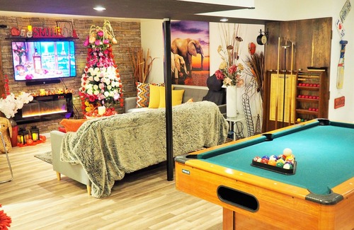 Whitby Apartment | Dream Catcher Retreat - Luxurious Charming Modern Suite with splash of Glam