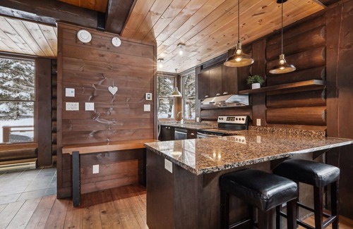 Lac-Superieur Ski Chalet | Dream Chalet with Spa & Fireplace – Lake Access, Pool & Sports Courts Included