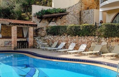Makrys Tichos House | Dream Lux Flat with great Outdoors, Pool & Parking