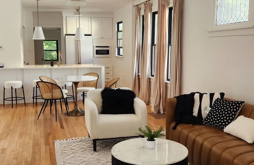 Homewood House | Dream Stay - Modern Bungalow Near Downtown