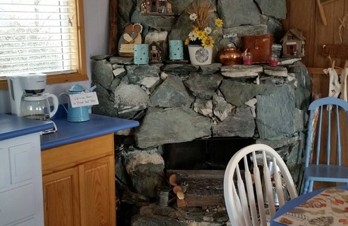 Anglemont Cabin | Dream Vacation On The Lake, Family Friendly. Right on the beach.