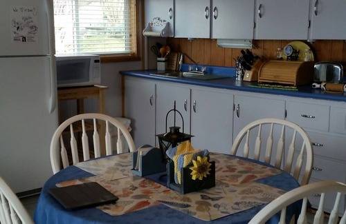 Anglemont Cabin | Dream Vacation On The Lake, Family Friendly. Right on the beach.